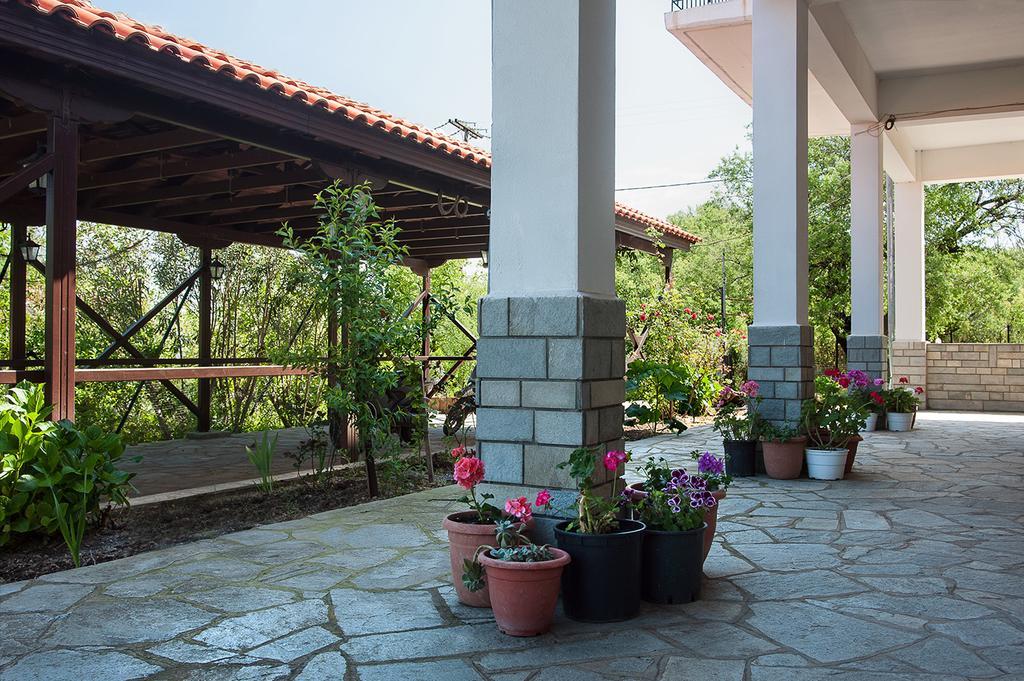 Meraklis Rooms Kariotes Exterior photo