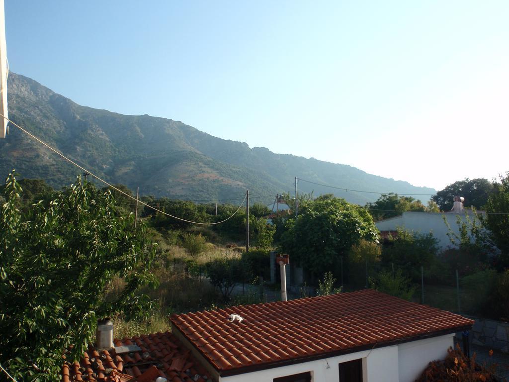 Meraklis Rooms Kariotes Exterior photo
